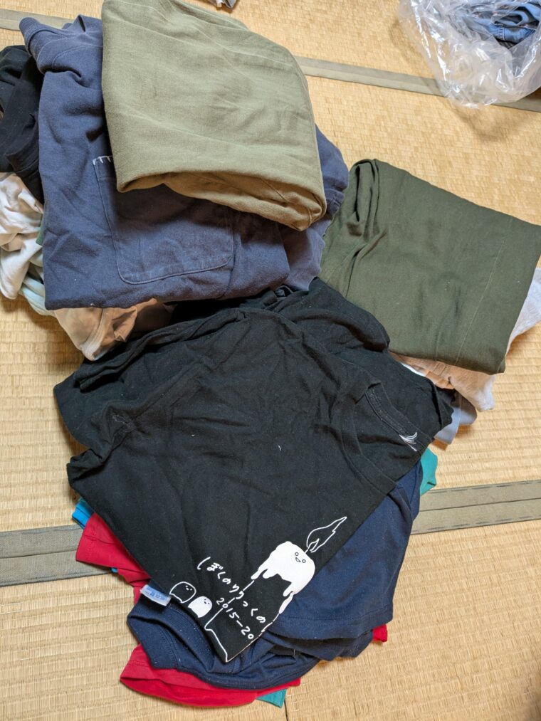 捨てる26着の写真。中にはライブTシャツもある。
