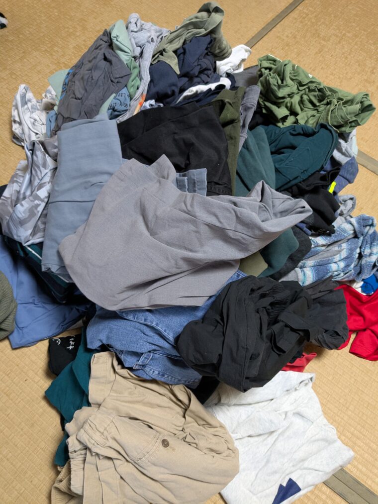 全て床に出した結果、洋服の山が完成した画像