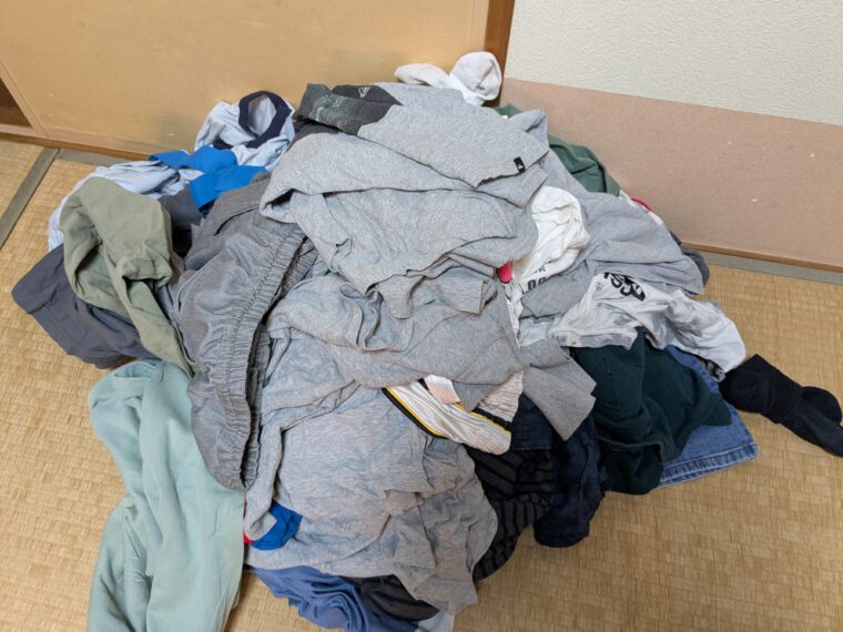 捨てる33着の服の山。こちらを見ると大分減らした感覚になる。