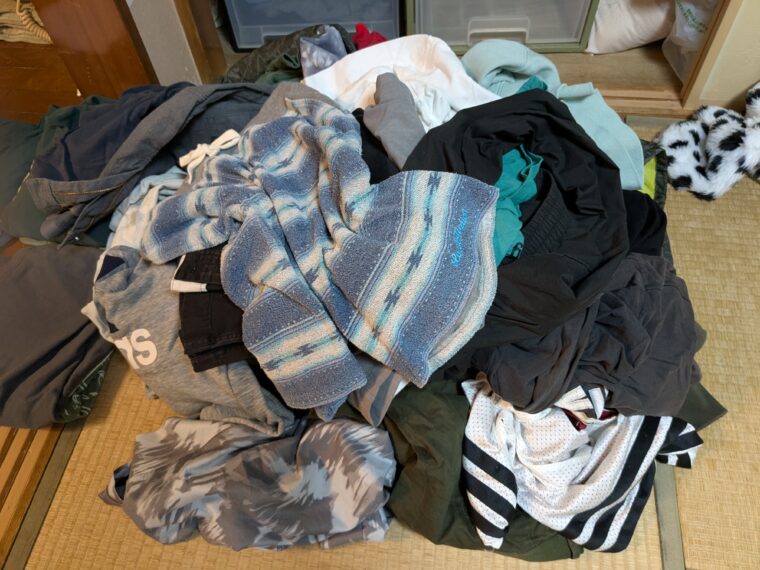 49着まで減らした洋服の山。ほとんど変わった気がしない。